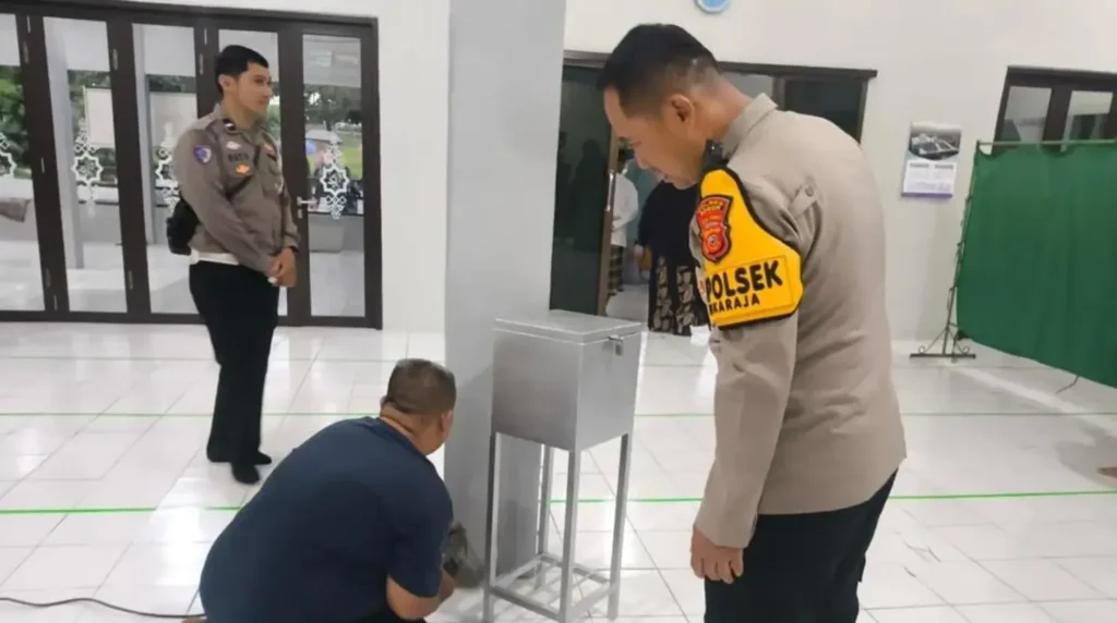 Hanya Demi Rp50 Ribu? Aksi Nekat Bobol Kotak Amal Masjid Sukaraja Terekam CCTV