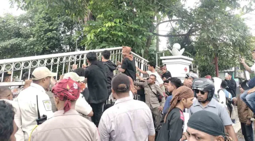 Mahasiswa Geruduk Kantor Gubernur Tolak Operasi Tambang Gunung Botak