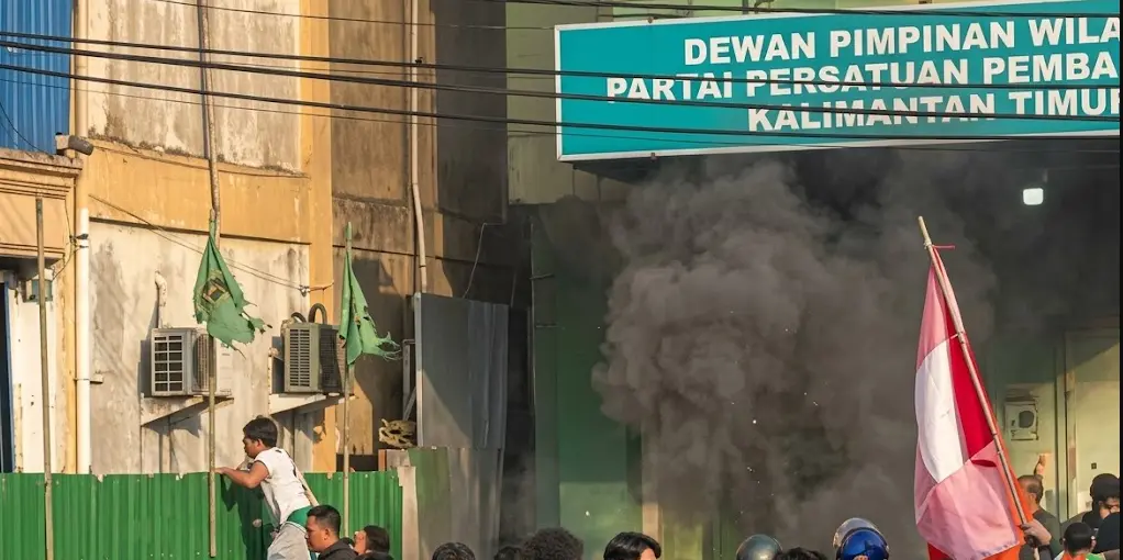 Demo Mahasiswa Samarinda Ricuh Bakar Bendera Partai PPP