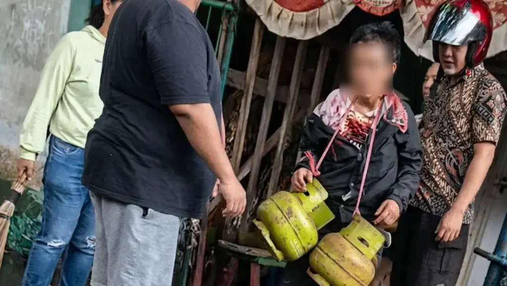 Warga Manado Arak Wanita Keliling Kampung Diduga Karena Curi Gas