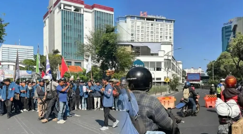 Demo Mahasiswa Surabaya Lumpuhkan Jalan Depan Grahadi