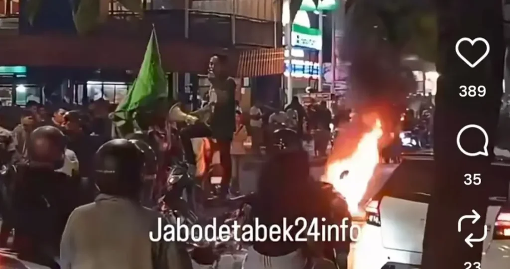Mahasiswa HMI Gelar Demo Kenaikan Harga Pertamax di Cikini Jakpus