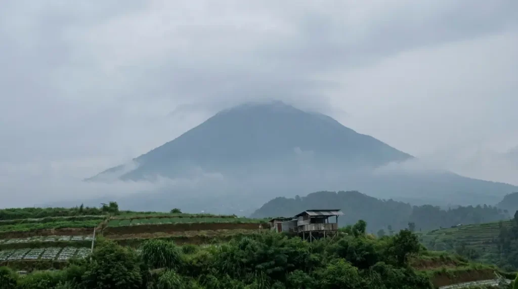 PVMBG Pastikan Status Gunung Lawu Aman dan Bantah Hoax Erupsi