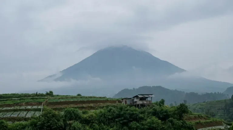 PVMBG Pastikan Status Gunung Lawu Aman dan Bantah Hoax Erupsi
