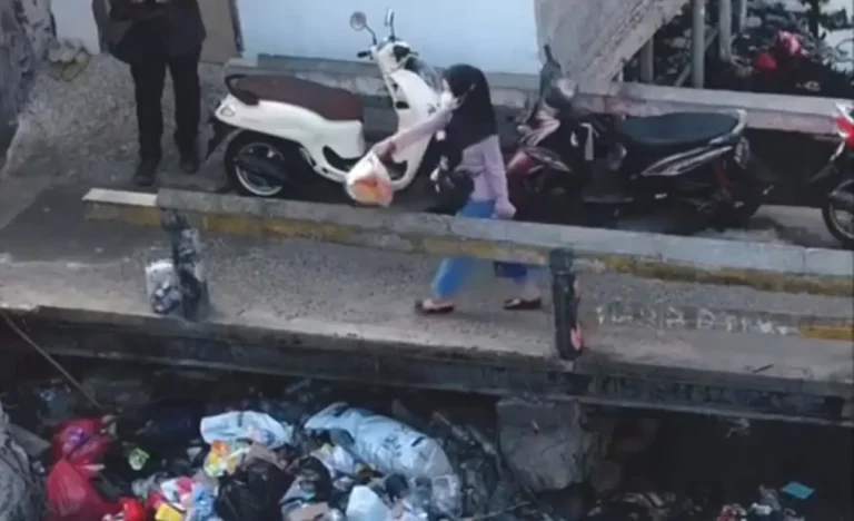 Video viral memperlihatkan tumpukan sampah Kali Gendong