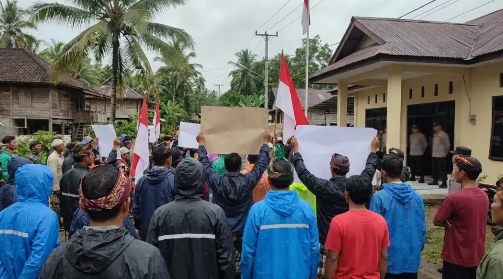 Warga Inhu Demo Polisi Minta Tangkap Dalang Penyerangan Karyawan