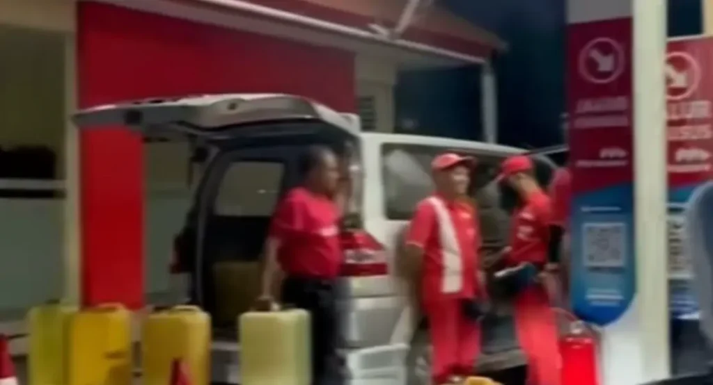 Viral Pria Beli Pertamax 30 Jeriken Picu Antrean Panjang di SPBU Jimbaran!