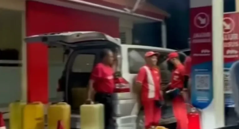 Viral Pria Beli Pertamax 30 Jeriken Picu Antrean Panjang di SPBU Jimbaran!