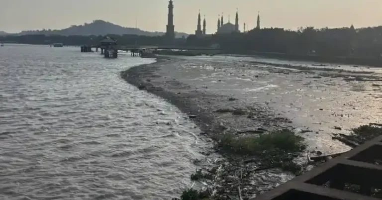 Debit Sungai Mahakam Surut Drastis, Pasokan Logistik Terputus dan Sembako di Hulu Meroket