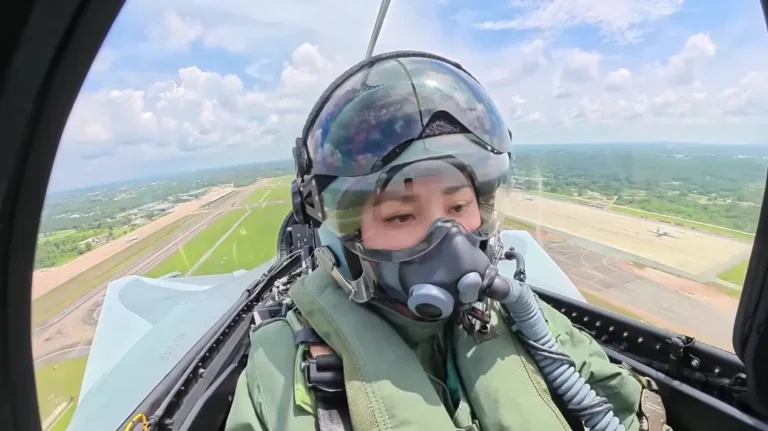 Ratu Suthida 48 Tahun, Terbang Solo dengan Jet Tempur Gripen