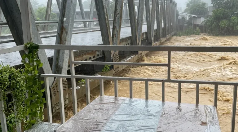 Banjir di Padang, Sungai Lubuk Minturun Meluap Rendam Koto Tangah