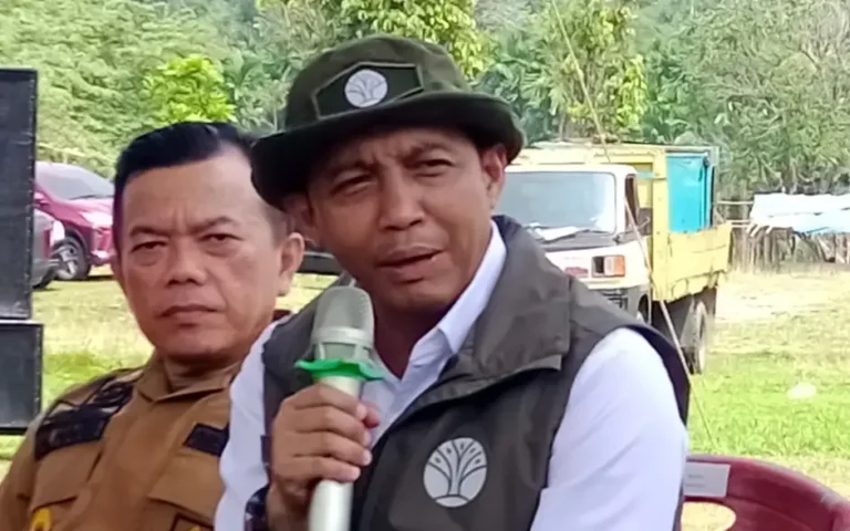 Siapa Raja Juli Antoni dan Apa Bekalnya di Bidang Kehutanan?