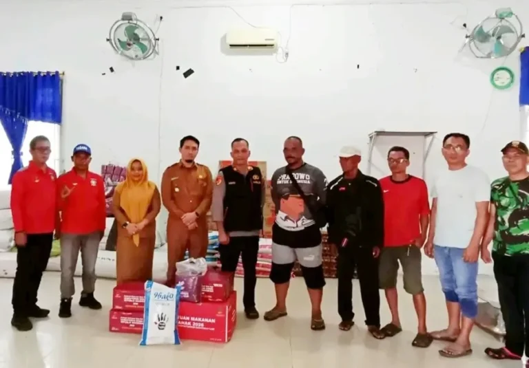 Permukiman di tepi sungai di Besitang, Langkat, terendam banjir dengan perahu karet di jalan tergenang