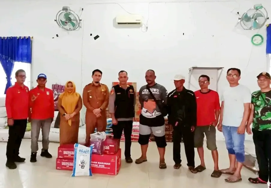 Permukiman di tepi sungai di Besitang, Langkat, terendam banjir dengan perahu karet di jalan tergenang