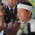 Ilustrasi gedung pemerintahan Kabupaten Bekasi dengan tumpukan dokumen anggaran dan jalan berlubang di depannya