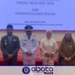 Ilustrasi aula pelantikan pejabat daerah dengan meja sumpah jabatan dan tumpukan dokumen anggaran