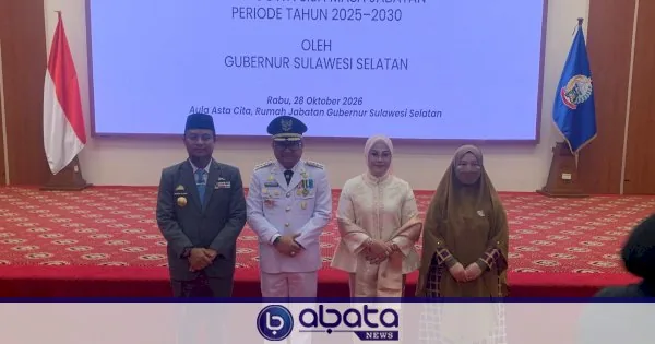 Ilustrasi aula pelantikan pejabat daerah dengan meja sumpah jabatan dan tumpukan dokumen anggaran