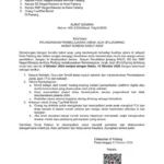Langit kelabu bercampur asap tipis di atas permukiman Kota Padang dengan saluran drainase yang dipenuhi air hujan