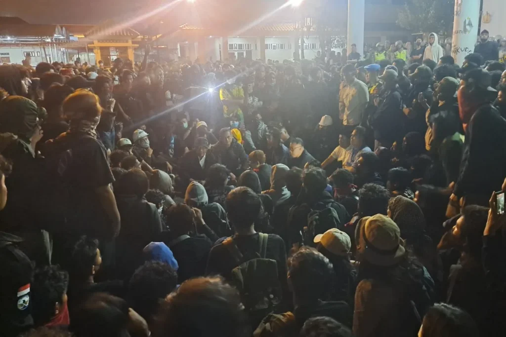 Ilustrasi Gedung DPRD DIY di Jalan Malioboro saat malam dengan barikade polisi dan sisa aksi unjuk rasa