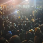 Ilustrasi Gedung DPRD DIY di Jalan Malioboro saat malam dengan barikade polisi dan sisa aksi unjuk rasa