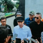 Ilustrasi kamera video tergeletak di dekat jembatan penyeberangan orang Tugu Kujang Bogor pada malam hari
