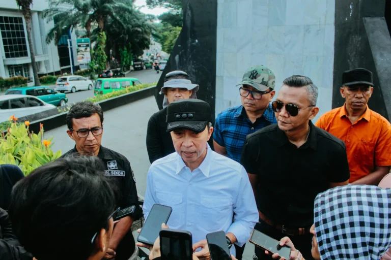 Ilustrasi kamera video tergeletak di dekat jembatan penyeberangan orang Tugu Kujang Bogor pada malam hari