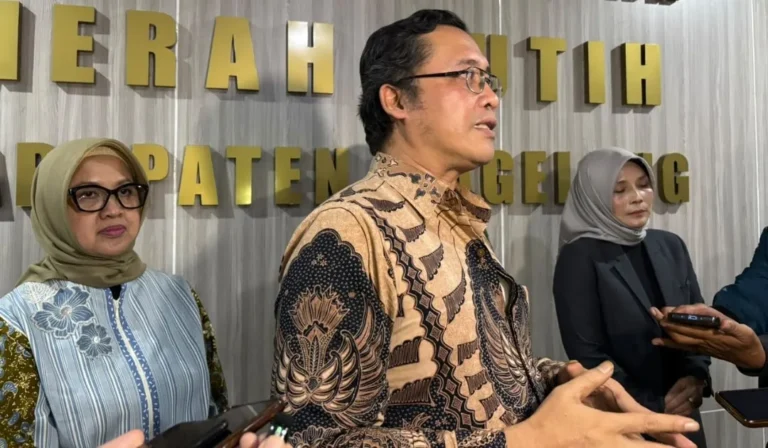 Ilustrasi semangkuk es buah berisi nangka, melon, dan kelapa muda di meja warung