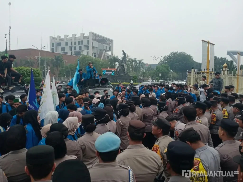 Ilustrasi kabut asap menyelimuti jalan raya dan gedung perkantoran di Pekanbaru