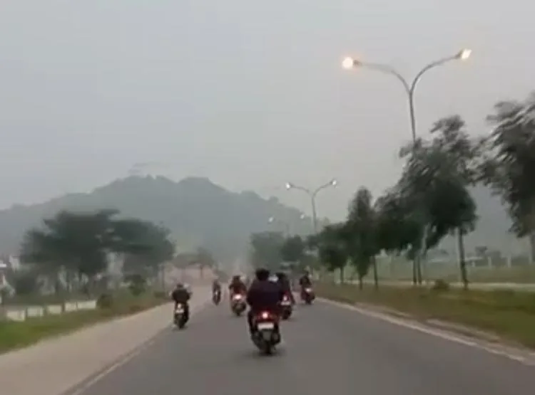 Kabut asap tebal menyelimuti landasan pacu dan pesawat di bandara Batam