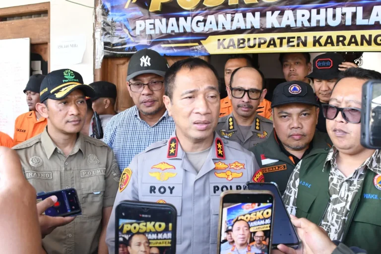 Asap kebakaran hutan pinus di lereng Gunung Lawu, Tawangmangu, Karanganyar