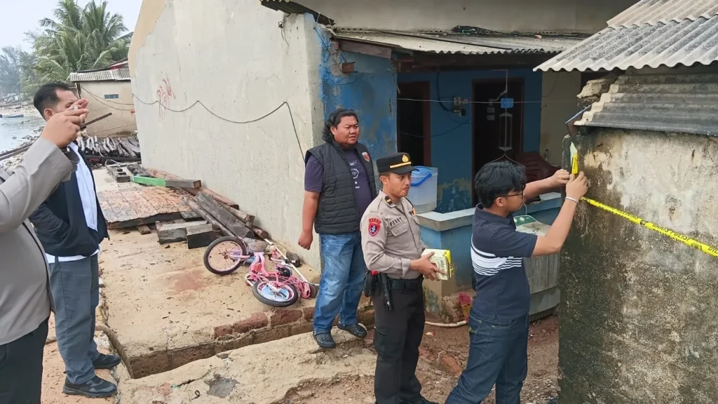Ilustrasi garis polisi di depan rumah kontrakan lokasi penembakan di Toboali, Bangka Selatan