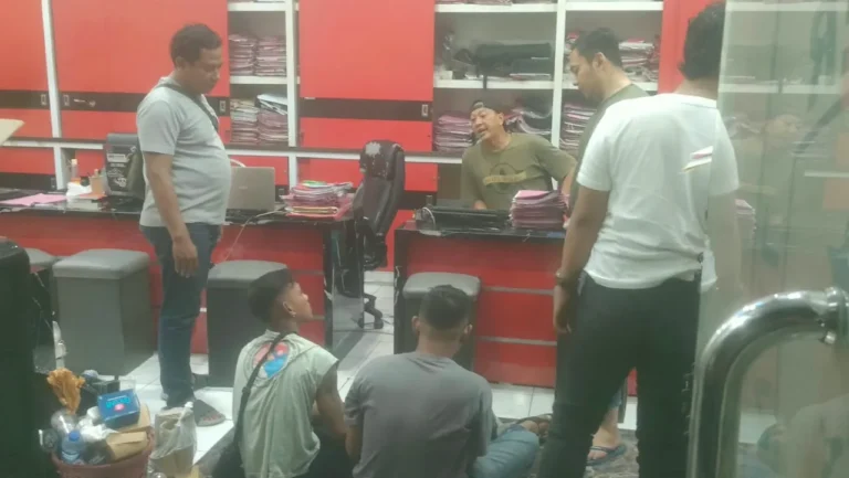 Ilustrasi deretan toko emas di jalan pertokoan Jember pada pagi hari dengan garis polisi di depan pintu