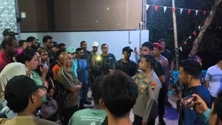 Ilustrasi deretan mobil dan dokumen sertifikat tanah di jalan desa saat malam