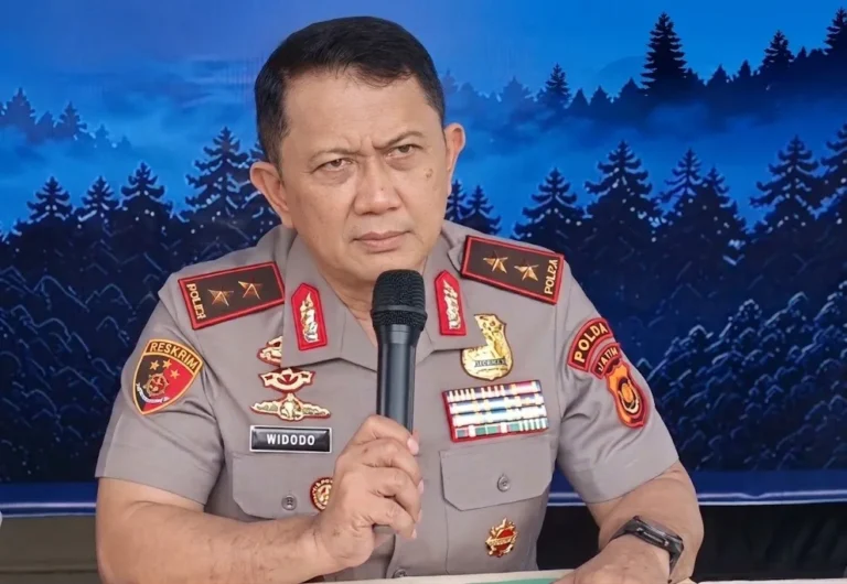 Ilustrasi halaman markas kepolisian resor di Merangin, Jambi, pada sore hari setelah ketegangan
