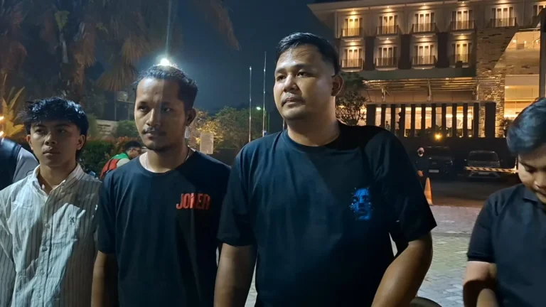 Kabut asap tebal menyelimuti kawasan hutan gambut dan jalan di pinggiran kota