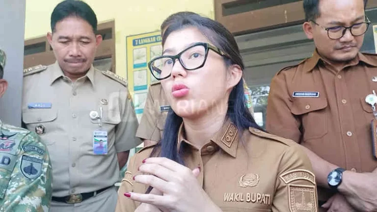 Ilustrasi deretan kandang ayam broiler yang berdekatan dengan permukiman dan sekolah dasar di pedesaan