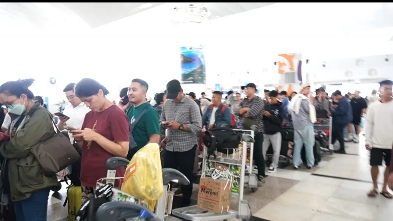 Kabut asap menyelimuti landasan dan pesawat di bandara pada pagi hari