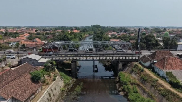 Ilustrasi ruas jalan tol yang ditutup dengan rambu pengalihan arus dan truk berbelok ke jalur alternatif