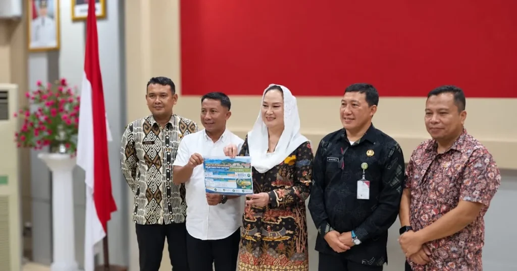 Ilustrasi berkas tagihan proyek dan kalkulator di meja kantor pemerintahan daerah di Natuna