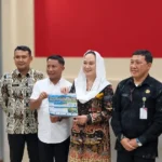 Ilustrasi berkas tagihan proyek dan kalkulator di meja kantor pemerintahan daerah di Natuna
