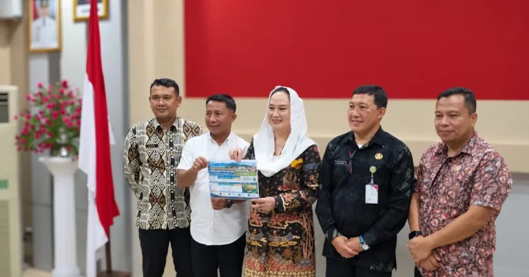 Ilustrasi berkas tagihan proyek dan kalkulator di meja kantor pemerintahan daerah di Natuna